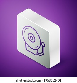 Línea isométrica Icono de timbre de alarma de sonido aislado sobre fondo morado. Símbolo de alarma, campana de servicio, señal de timbre, símbolo de notificación. Botón cuadrado plateado. Vector