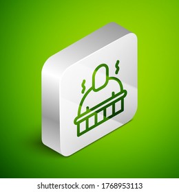 Línea isométrica Icono de Sauna y procedimientos de spa aislados en el fondo verde. Relajación y cuidados corporales, aromaterapia y bienestar. Botón cuadrado plateado. Vector