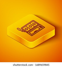 Línea isométrica Icono de máquina tragamonedas aislado en fondo naranja. Botón cuadrado amarillo. Ilustración vectorial