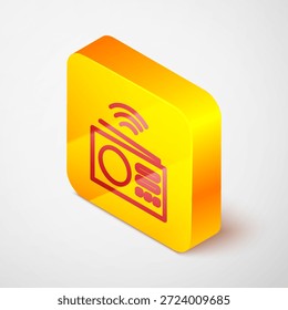 Linha isométrica Ícone do sistema de rádio inteligente isolado em fundo cinza. Conceito de Internet das coisas com conexão sem fio. Botão quadrado amarelo. Vetor