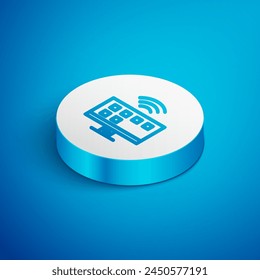 Isometrische Linie Smart-TV-System-Symbol isoliert auf blauem Hintergrund. Fernsehzeichen. Internet of Things Konzept mit drahtloser Verbindung. White Circle-Button. Vektorgrafik