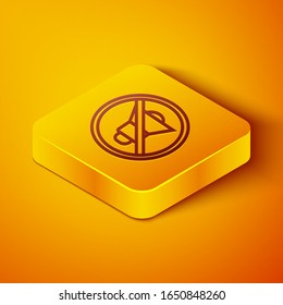 Isometric line Speaker silenciar icono aislado en fondo naranja. No hay ningún icono de sonido. Símbolo de volumen desactivado. Botón cuadrado amarillo.  Ilustración vectorial