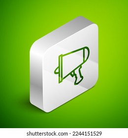 Línea isométrica Difundir la palabra, icono megáfono aislado en el fondo verde. Botón cuadrado plateado. Ilustración vectorial
