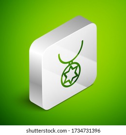Línea isométrica Estrella de David collar en icono de cadena aislado en fondo verde. Religión judía. Símbolo de Israel. Joyería y accesorios. Botón cuadrado plateado. Ilustración vectorial