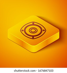 Línea isométrica Icono de altavoz estéreo aislado en fondo naranja. Altavoces del sistema de sonido. Icono de música. Equipo de bajos de altavoces de columna musical. Botón cuadrado amarillo.  Ilustración vectorial