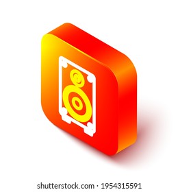 Isometrische Linie Stereo-Lautsprecher Symbol einzeln auf weißem Hintergrund. Lautsprecher des Soundsystems. Musiksymbol. Bassausrüstung für Musikalspulenlautsprecher. Orangefarbene Quadrat-Taste. Vektorgrafik
