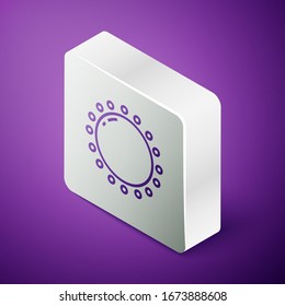 Icono de línea isométrica Sun aislado en fondo morado. Símbolo de verano. Buen día soleado. Botón cuadrado plateado.  Ilustración vectorial
