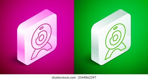 Icono de cámara de Web de línea isométrica aislado en fondo rosa y verde. Cámara de chat. Icono de cámara web. Botón cuadrado plateado. Vector