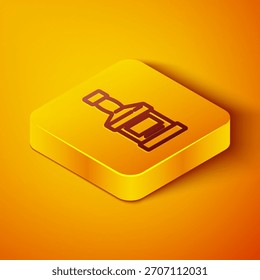 Isometrische Linie Whiskey-Flaschensymbol einzeln auf orangefarbenem Hintergrund. Gelber quadratischer Knopf. Vektorgrafik