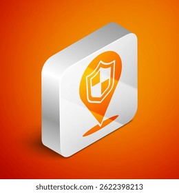 Ícone de escudo de localização isométrica isolado no plano de fundo laranja. Conceito de seguro. Sinal de guarda. Segurança, proteção, conceito de privacidade. Botão quadrado prateado. Vetor