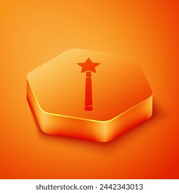 Icono de varita mágica isométrica aislado sobre fondo naranja. Accesorio mágico en forma de estrella. Poder mágico. Botón hexágono naranja. Ilustración vectorial