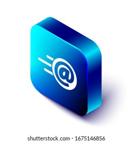 Isometric Mail and e-mail icon aislado en fondo blanco. Símbolo de sobres e-mail. Signo de mensaje de correo electrónico. Botón cuadrado azul.  Ilustración vectorial