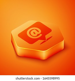 Isometric Mail y el e-mail sobre el icono de la burbuja del habla aislado en el fondo naranja. Símbolo de sobres e-mail. Signo de mensaje de correo electrónico. Botón hexágono naranja.  Ilustración vectorial