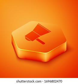 Isometric Megaphone icono aislado en fondo naranja. Signo del altavoz. Botón hexágono naranja. Ilustración vectorial