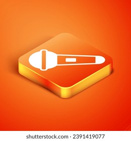 Icono de micrófono isométrico aislado en el fondo naranja. En el micrófono del micrófono del radio de aire. Firma del altavoz.  Vector