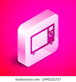 Icono de horno de microondas isométrico aislado sobre fondo rosa. Icono de electrodomésticos. Botón cuadrado plateado. Vector