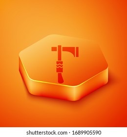 Isometrisches amerikanisches Tomahawk-Axt-Symbol einzeln auf orangefarbenem Hintergrund. Orangefarbene Hexagon-Taste. Vektorillustration-Illustration