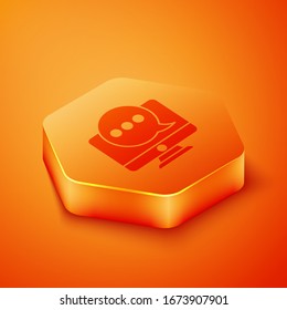 Isomtric Nuevos mensajes de chat notificación en el icono de monitor aislado en el fondo naranja. Smartphone chateando mensajes sms palabras burbujas de voz. Botón hexágono naranja.  Ilustración vectorial
