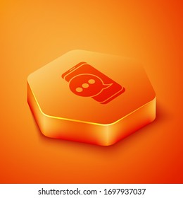 Isometrisch Neue Chat-Nachrichten Benachrichtigung auf Telefon-Symbol einzeln auf orangefarbenem Hintergrund. Smartphone-Chatting sms Nachrichten Sprechblasen. Orangefarbene Hexagon-Taste. Vektorillustration-Illustration