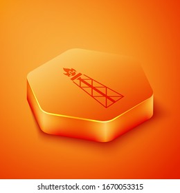 Isometric Oil rig con icono de fuego aislado en fondo naranja. Torre de gas. Objeto industrial. Botón hexágono naranja. Ilustración vectorial