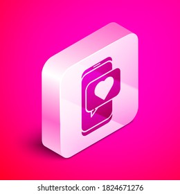Aplicación de citas en línea isométrica e icono de chat aislado en fondo rosa. Día Internacional de la Mujer Feliz. Botón cuadrado plateado. Ilustración vectorial