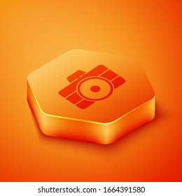 Isometrisches Fotokamerasymbol einzeln auf orangefarbenem Hintergrund. Foto-Kamerasymbol. Orangefarbene Hexagon-Taste. Vektorillustration-Illustration