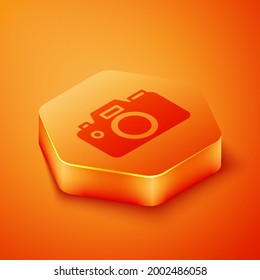 Isometrisches Fotokamerasymbol einzeln auf orangefarbenem Hintergrund. Foto-Kamerasymbol. Orangefarbene Hexagon-Taste. Vektorgrafik