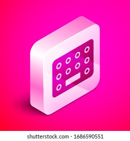 Píldoras isométricas en el blister icono aislado en fondo rosado. Paquete medico para comprimidos, vitamina, antibiótico, aspirina. Botón cuadrado plateado. Ilustración vectorial