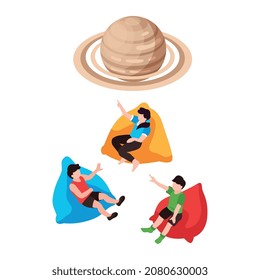 Composición isométrica del planetario con imagen aislada del planeta saturado observada por niños en tumbonas ilustración vectorial