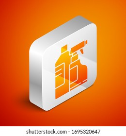 Botellas de plástico isométricas para detergente para ropa, blanqueador, líquido lavavajillas u otro icono de agente de limpieza aislado en el fondo naranja. Botón cuadrado plateado. Ilustración vectorial