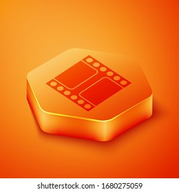 Isometric Play Video icono aislado en fondo naranja. Signo de tira de película. Botón hexágono naranja. Ilustración vectorial