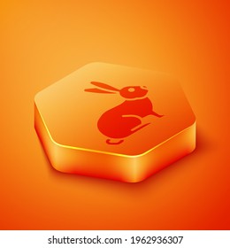 Icono de conejo isométrico aislado en fondo naranja. Botón hexágono naranja. Vector