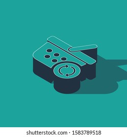 Isometric Refresh shopping basket icon isolated on green background. Online buying concept. Delivery service sign. Update supermarket basket.  Vector Illustration