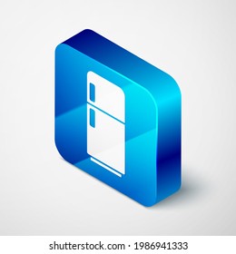 Icono de refrigerador isométrico aislado en fondo gris. Frigorífico congelador. Tecnología y electrodomésticos. Botón cuadrado azul. Vector