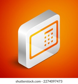 Isometric Safe icono aislado en el fondo naranja. La puerta protege una bóveda de banco con una cerradura combinada. Protección de datos fiable. Botón cuadrado plateado. Vector