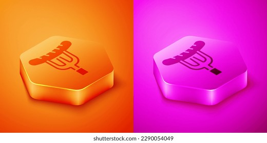 Salchicha isométrica en el icono de la horquilla aislada en el fondo naranja y rosa. Salchichas a la parrilla y letrero de aroma. Botón hexagonal. Vector