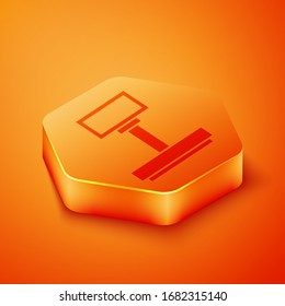 Icono de Escala isométrica aislado en fondo anaranjado. Logística y entrega. Peso del paquete de entrega en una escala. Botón hexágono naranja. Ilustración vectorial