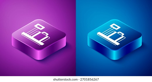 Escala isométrica con el icono de la maleta aislado en el fondo azul y púrpura. Logística y entrega. Peso del paquete de entrega en una balanza. Botón cuadrado. Vector