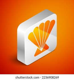 Isométrico icono de concha marina de vieira aislado en el fondo naranja. Señal de la concha. Botón cuadrado plateado. Vector