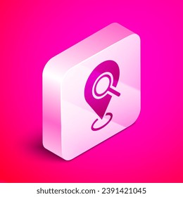 Isometric Search location icon aislado en fondo rosa. Vidrio de aumento con signo de puntero. Botón cuadrado plateado. Vector