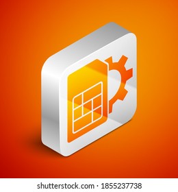 Isometric Sim card settings icon aislado en el fondo naranja. Chip de la tarjeta SIM del teléfono celular móvil. Símbolo de tecnología de telecomunicaciones móviles. Botón cuadrado plateado. Vector.