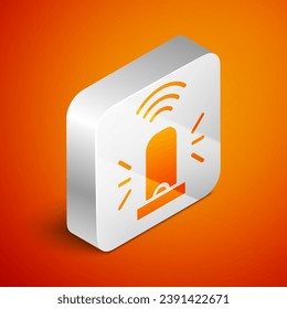 Isometrisches Smart-Bläser-Sirene-System Symbol einzeln auf orangefarbenem Hintergrund. Notflashsiren. Internet der Dinge Konzept mit drahtloser Verbindung. Silberquadrat-Taste. Vektorgrafik