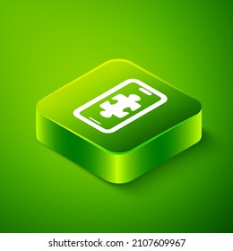 Isometrisches Smartphone und Spielen im Spiel Symbol einzeln auf grünem Hintergrund. Mobile Gaming Konzept. Grüner Quadrat-Knopf. Vektorgrafik