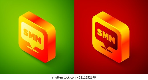 Isometric SMM icono aislado en fondo verde y rojo. Marketing en redes sociales, análisis, desarrollo de estrategias publicitarias. Botón cuadrado. Vector