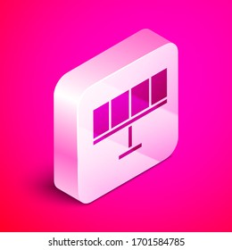 Icono del panel de energía solar isométrica aislado en fondo rosa. Botón cuadrado plateado. Ilustración vectorial