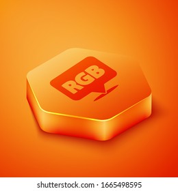 Burbuja isométrica de voz con icono de mezcla de colores RGB y CMYK aislado en el fondo naranja. Botón hexágono naranja. Ilustración vectorial