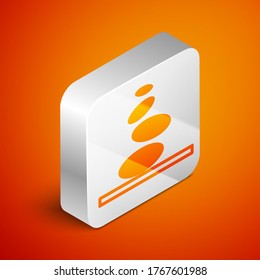 Isometric Stack icono de piedras calientes aisladas en el fondo naranja. accesorio de salón de belleza. Botón cuadrado plateado. Vector