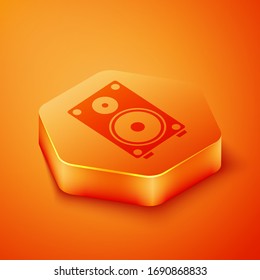 Icono isométrico del altavoz estéreo aislado en fondo naranja. Altavoces del sistema de sonido. Icono de música. Equipo de bajos de altavoces de columna musical. Botón hexágono naranja. Ilustración vectorial