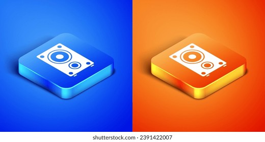 Icono isométrico del altavoz estéreo aislado en fondo azul y naranja. Altavoces del sistema de sonido. Icono de música. Equipo de bajos de altavoces de columna musical. Botón cuadrado. Vector