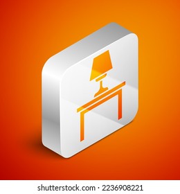 Isometric Table lamp on table icon (lámpara de mesa isométrica en el icono de la mesa aislada en el fondo naranja). Botón cuadrado plateado. Vector